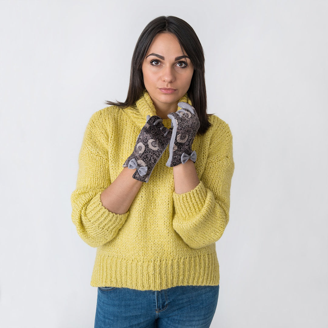 Trixie Patterned Gloves with a Bow